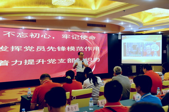 5，中共百色市田陽(yáng)縣委黨校科研處主任、高級(jí)講師梁振耀現(xiàn)場(chǎng)講授黨課.jpg