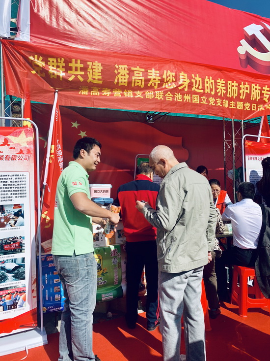 現(xiàn)場(chǎng)前來咨詢的市民.jpg