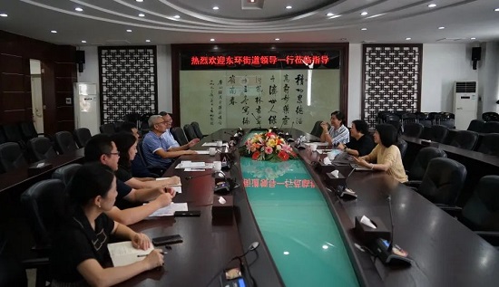 番禺區東環街黨工委副書記、街道辦事處主任何柳青一行到白云山潘高壽暖企走訪.jpg