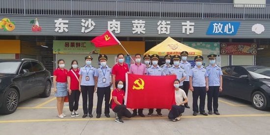 酷熱送清涼 心系群眾沁人心——白云山潘高壽職能三支部關懷慰問農貿市場一線工作人員.jpg